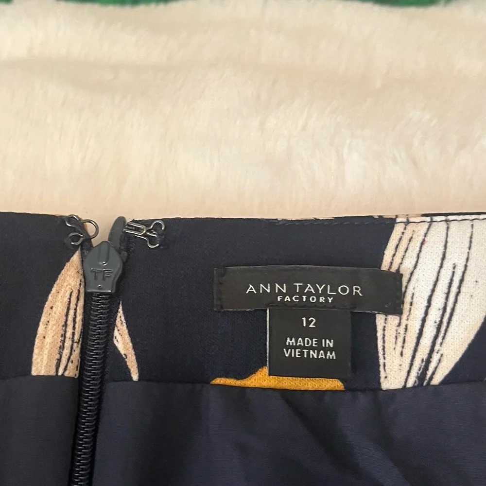 Ann Taylor Factory 12 Blue Yellow Pink Tulip Straight Office Work Church Skirt - Picture 6 of 8